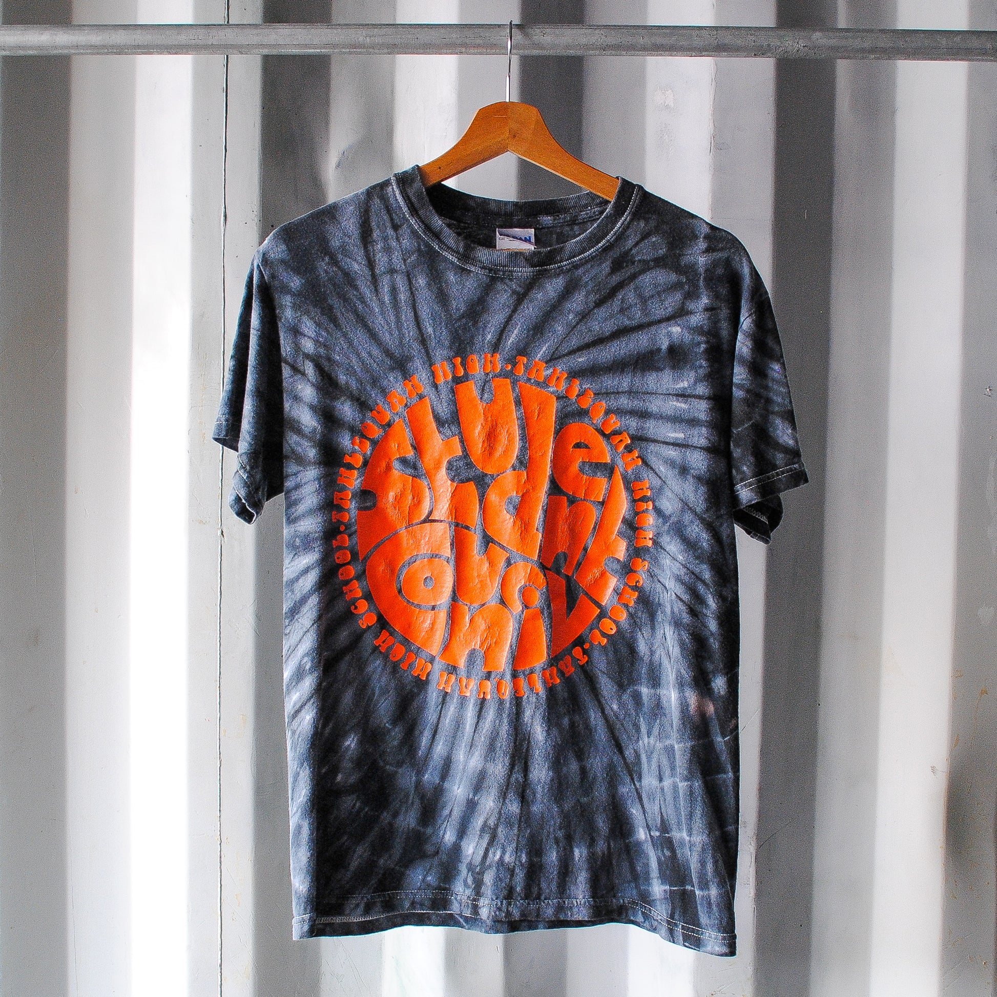 70s-tie-dye-tshirt-in-zwart-en-oranje