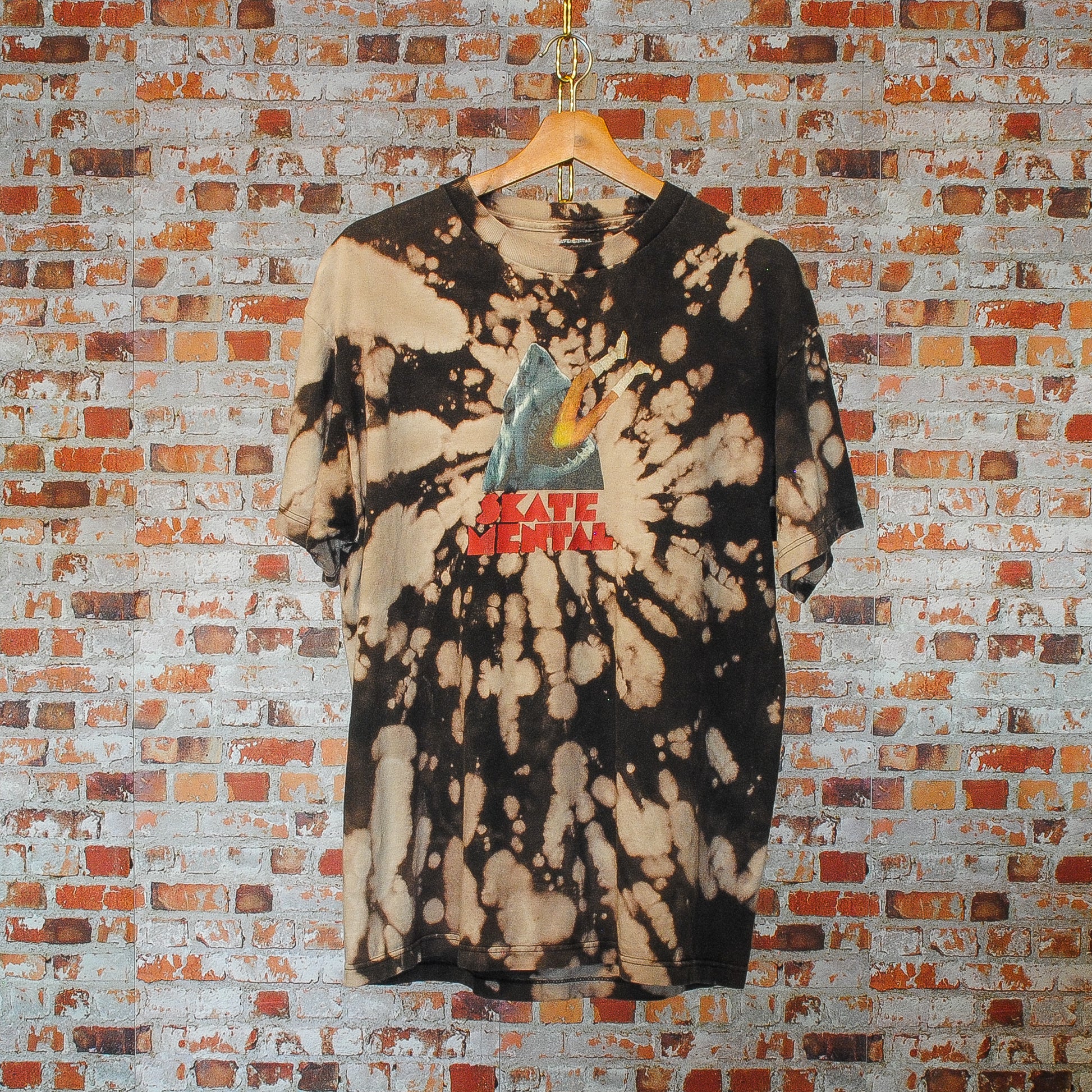 skate-mental-vrouw-in-haai-tie-dye-tshirt