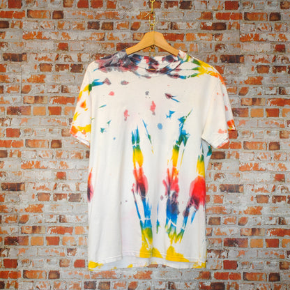 tie-dye-tshirt-in-geel-blauw-groen-en-rood