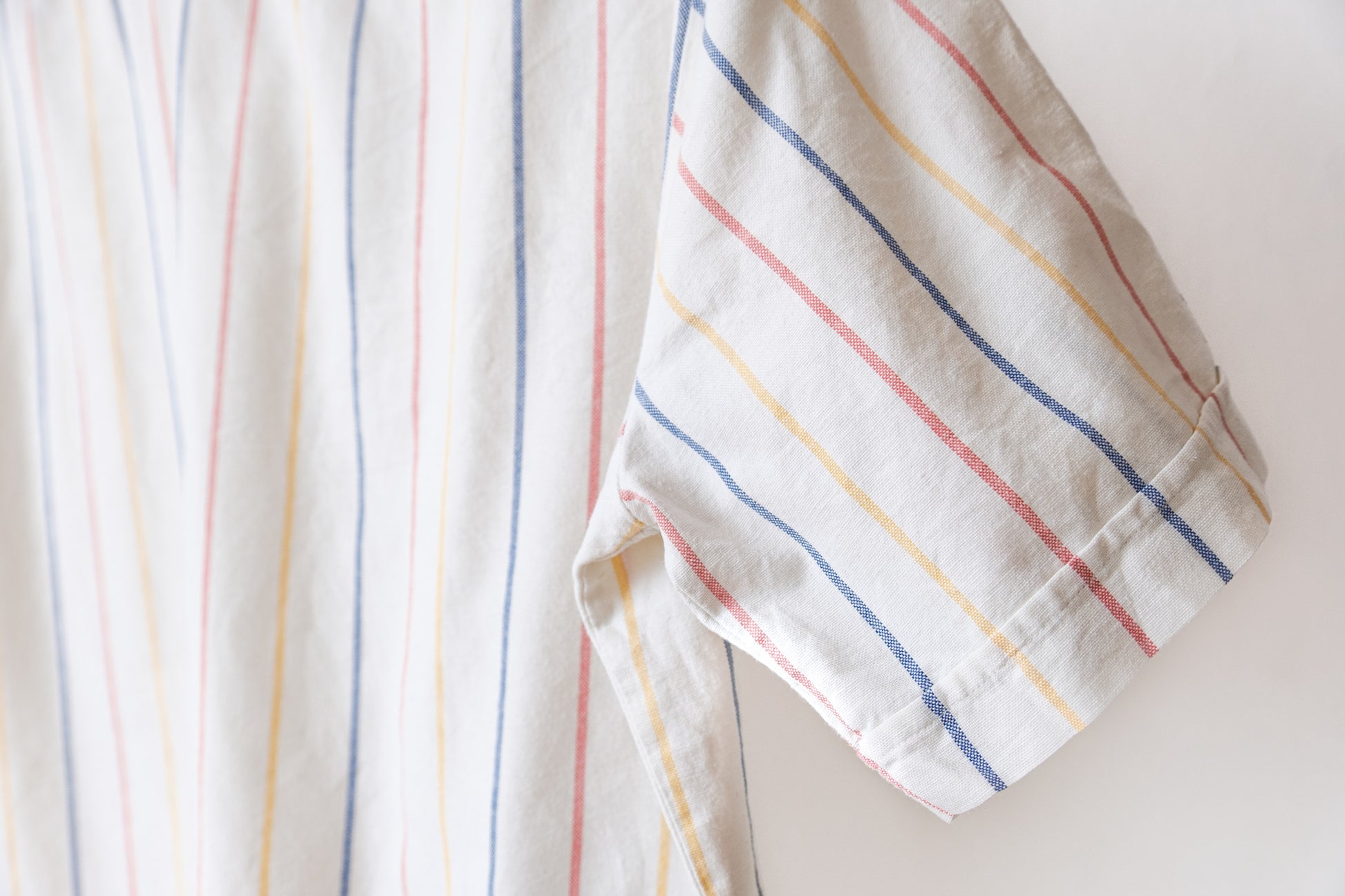 retro-hemd-detail-wit-met-rode-blauwe-en-gele-strepen