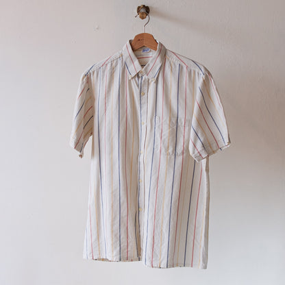 retro-vintage-hemd-met-blauwe-en-rode-strepen