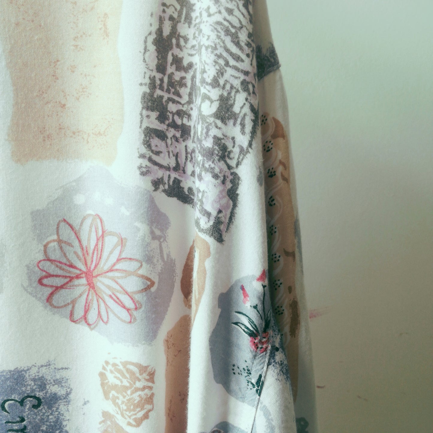 vintage-hemd-met-patroon-stof-met-bloem-wit-en-andere-patronen