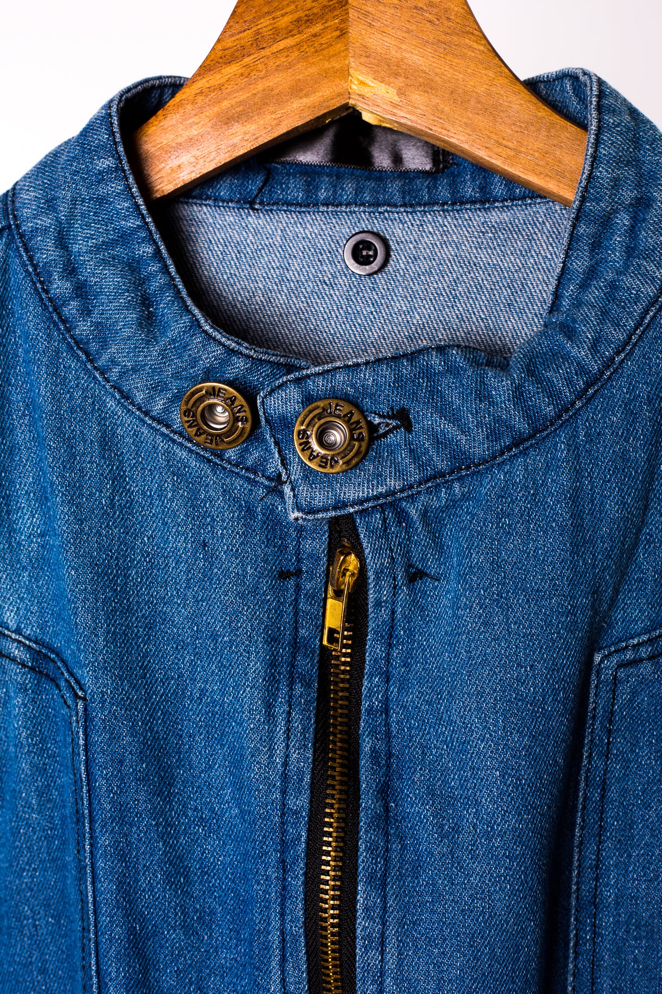 jeansjas-met-ritssluitinen-knoopje-ter-hoogte-van-de-nek