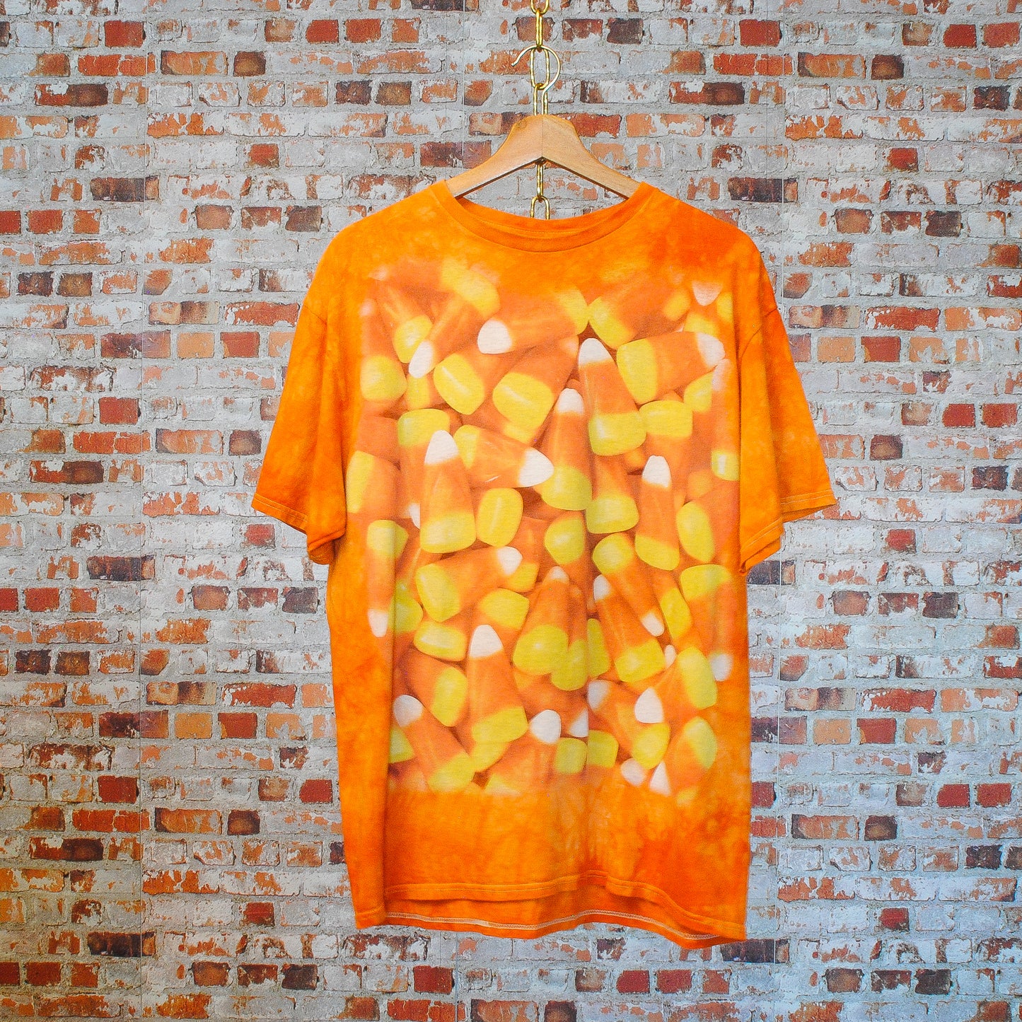 oranje-tie-dye-tshirt-met-snoepjespatroon