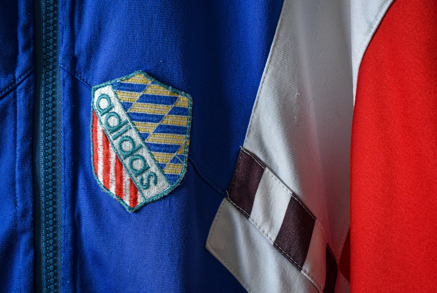 adidas-trainingsvest-in-retro-kleuren-rood-wit-blauw-zwart-adidas