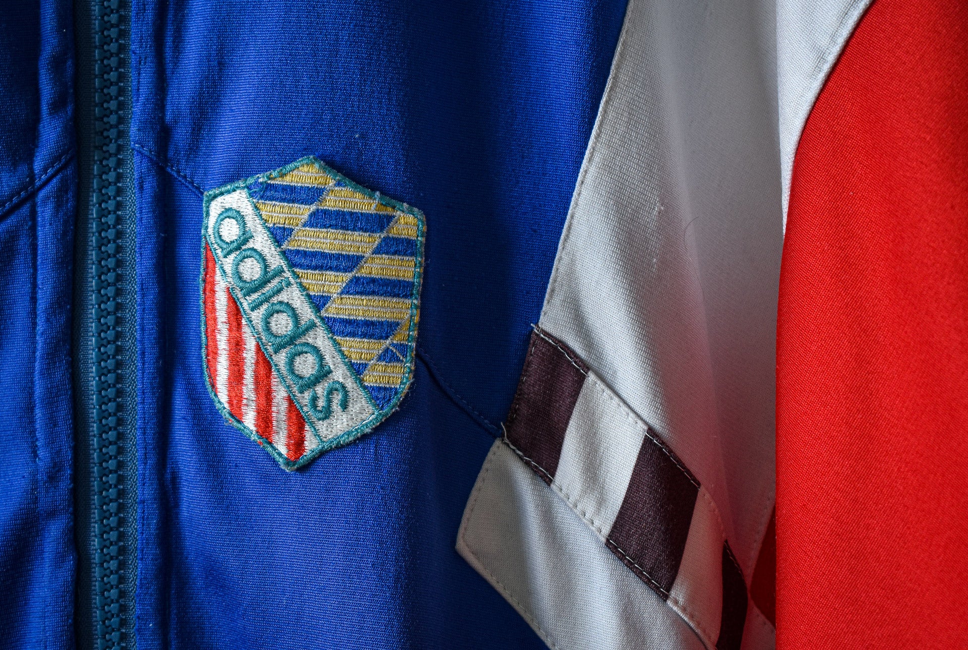 adidas-trainingsvest-in-retro-kleuren-rood-wit-blauw-zwart-adidas