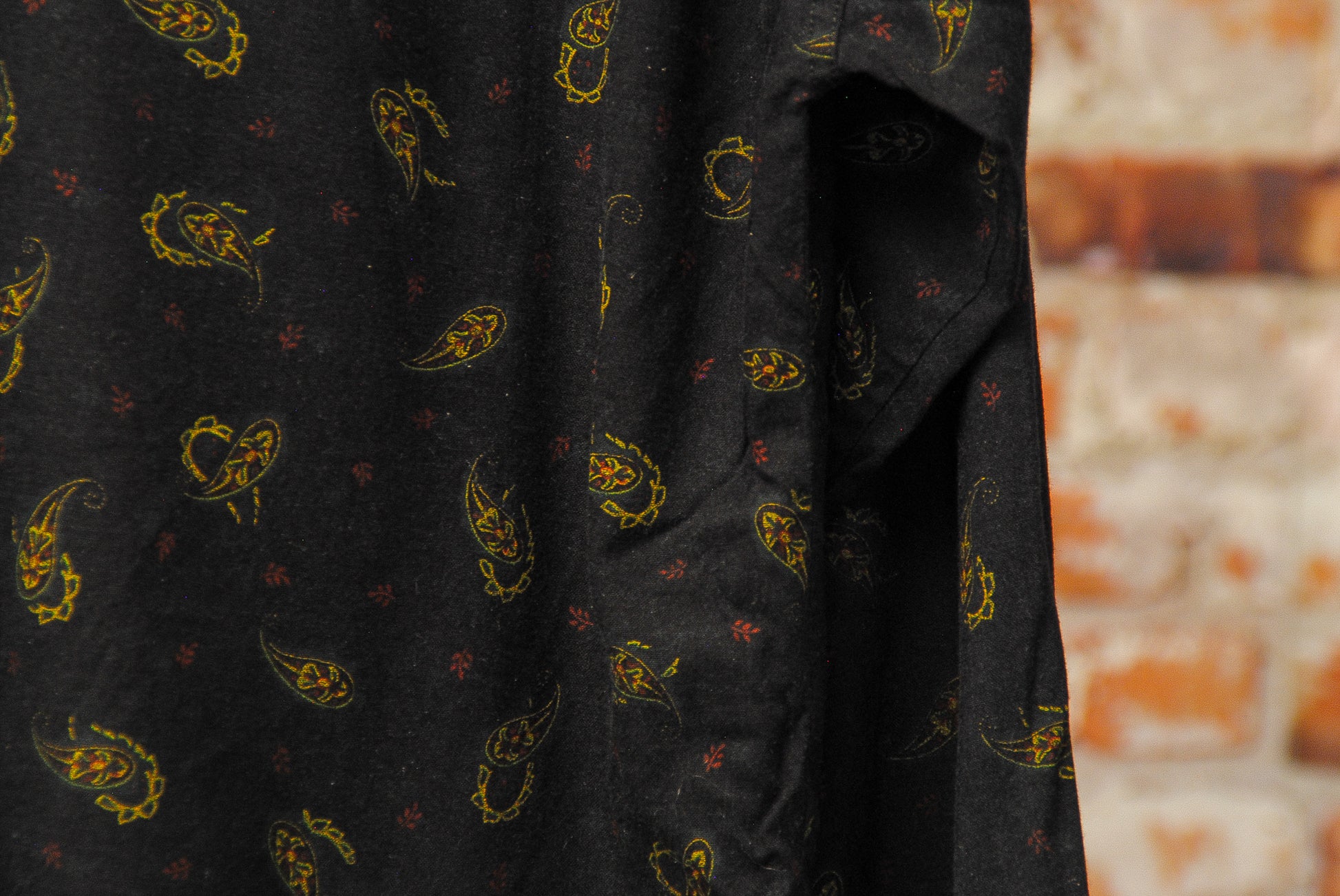 blauw-tweedehands-mannenhemd-ingezoomd-met-patroon-ingezoomd-op-stof